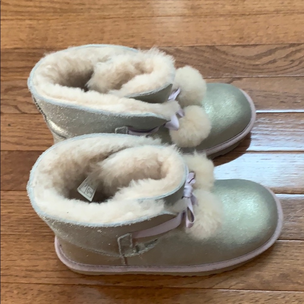 UGGS - Picture 2 of 4